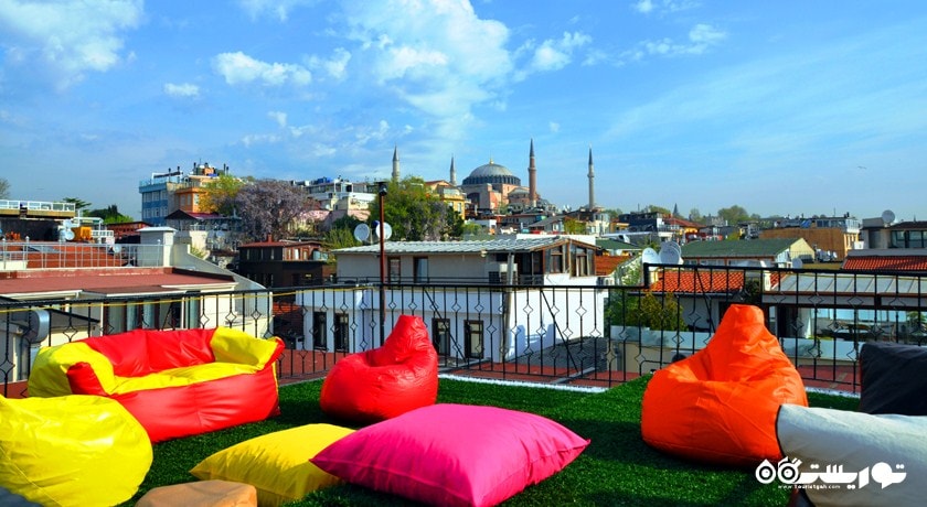 نشیمن تراس با چشم انداز شهر